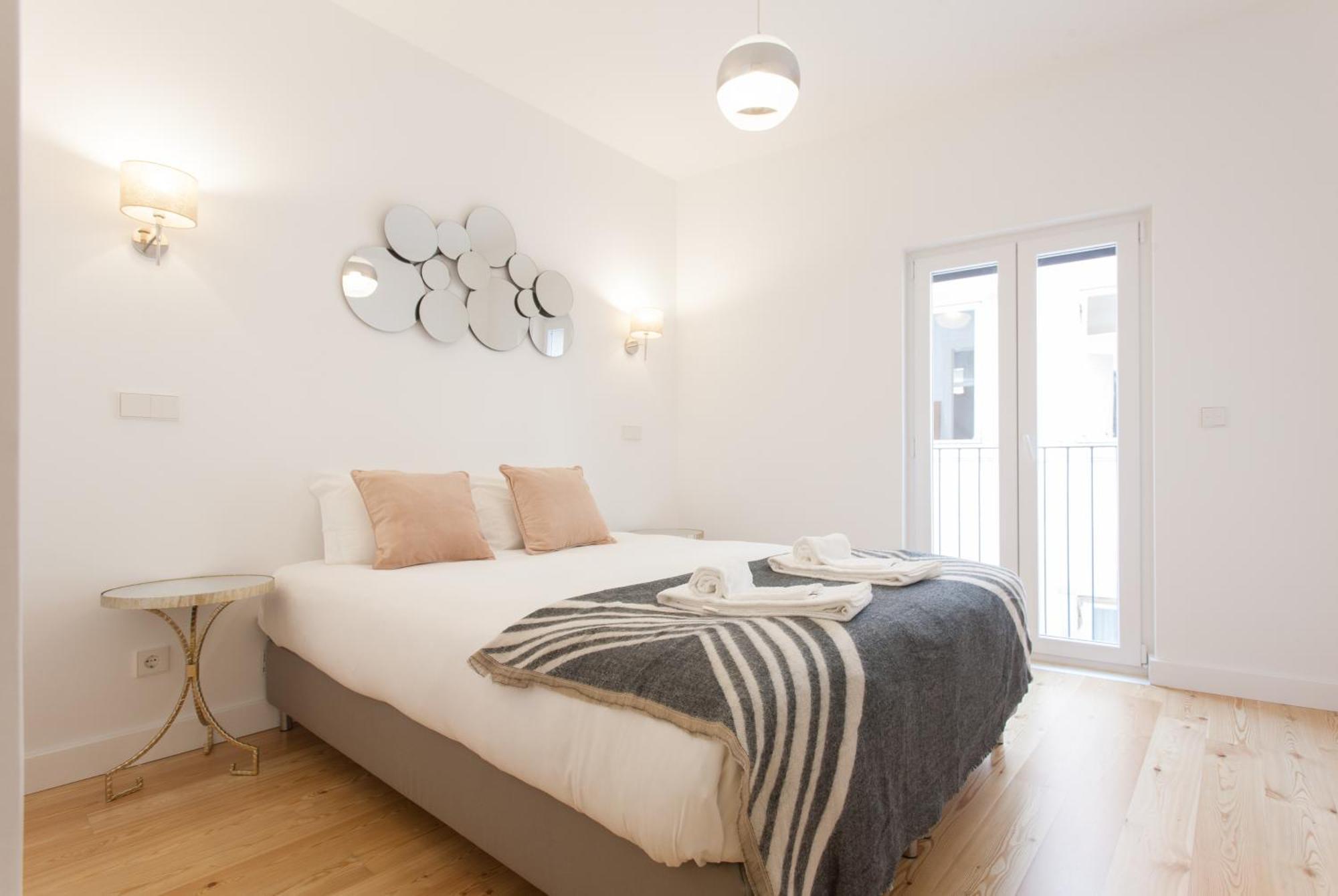 Mouraria Blue Three-Bedroom Apartment W/ Parking - By Lu Holidays Lisbon Bagian luar foto