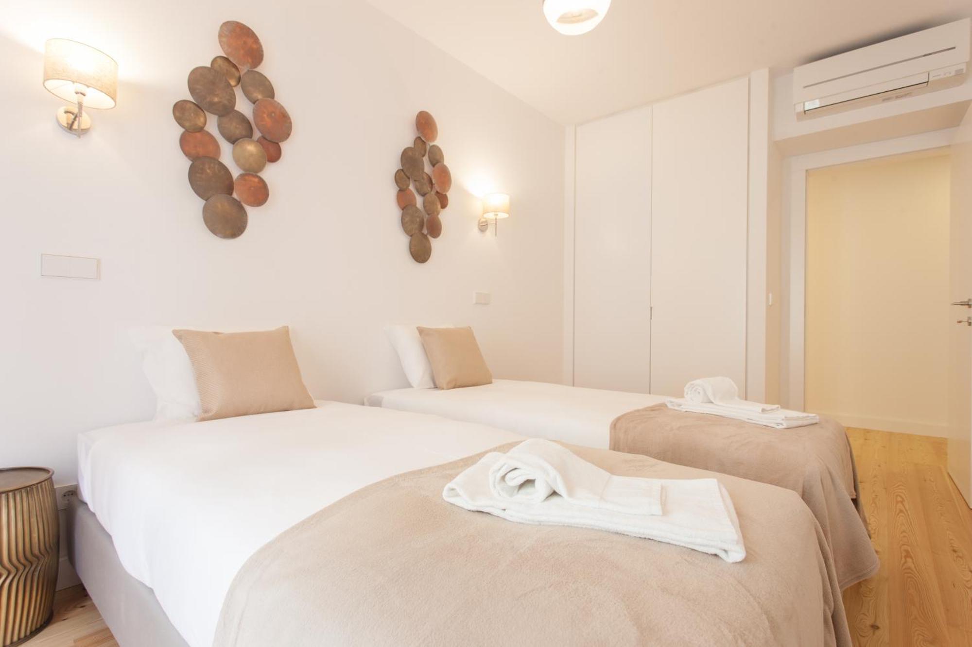 Mouraria Blue Three-Bedroom Apartment W/ Parking - By Lu Holidays Lisbon Bagian luar foto