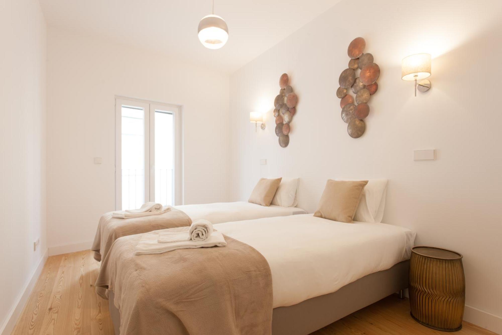 Mouraria Blue Three-Bedroom Apartment W/ Parking - By Lu Holidays Lisbon Bagian luar foto