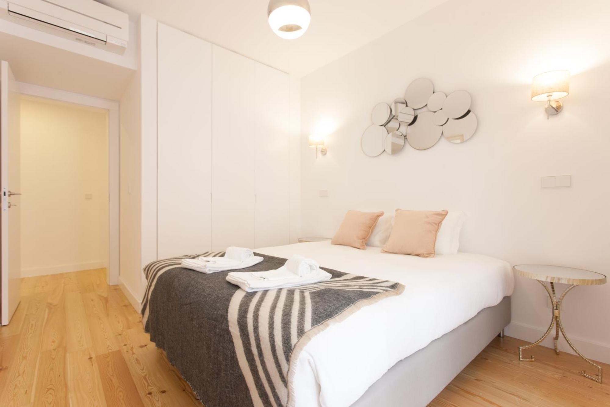 Mouraria Blue Three-Bedroom Apartment W/ Parking - By Lu Holidays Lisbon Bagian luar foto