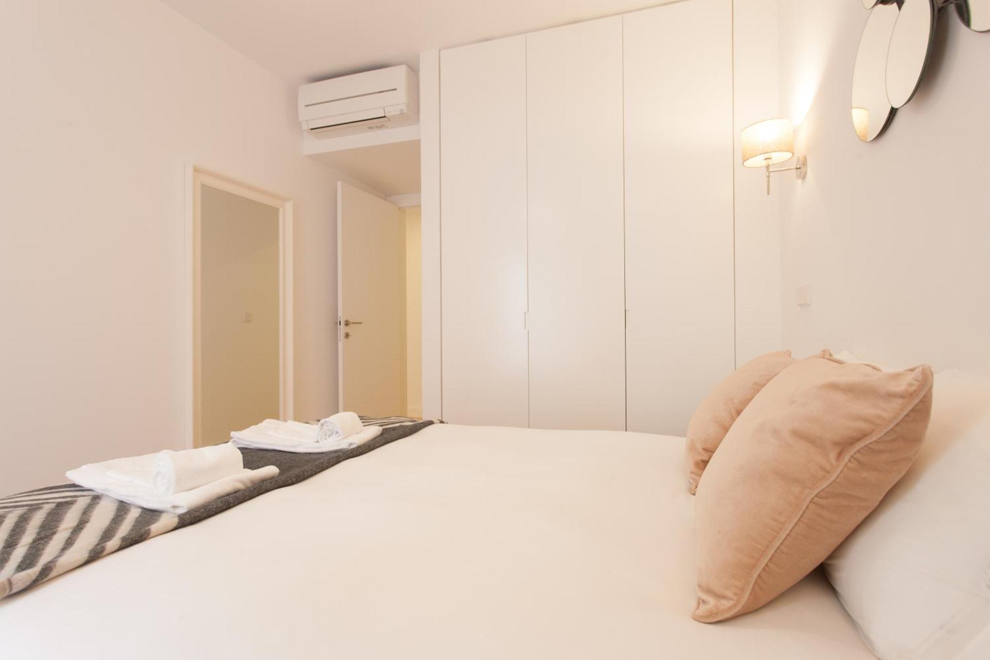 Mouraria Blue Three-Bedroom Apartment W/ Parking - By Lu Holidays Lisbon Bagian luar foto